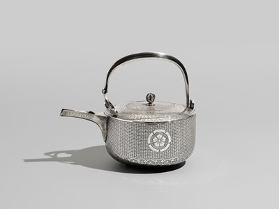 Lot 31 - A FINE SILVER SAKE POT WITH ODA CLAN MON