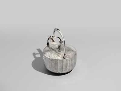 Lot 31 - A FINE SILVER SAKE POT WITH ODA CLAN MON