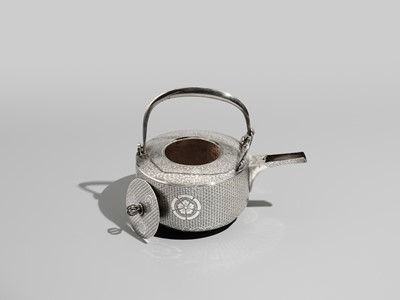 Lot 31 - A FINE SILVER SAKE POT WITH ODA CLAN MON