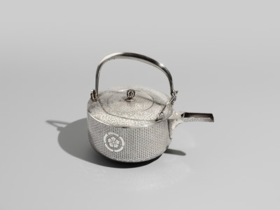 Lot 31 - A FINE SILVER SAKE POT WITH ODA CLAN MON