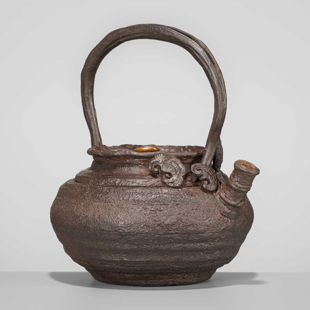 Lot 33 - SEIUN: AN IRON ‘REISHI’ TETSUBIN (TEA KETTLE)