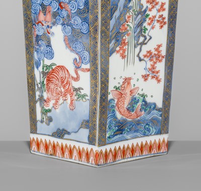 Lot 190 - AN IMARI PORCELAIN ‘TIGER AND DRAGON’ SQUARE FLASK