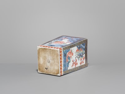 Lot 190 - AN IMARI PORCELAIN ‘TIGER AND DRAGON’ SQUARE FLASK