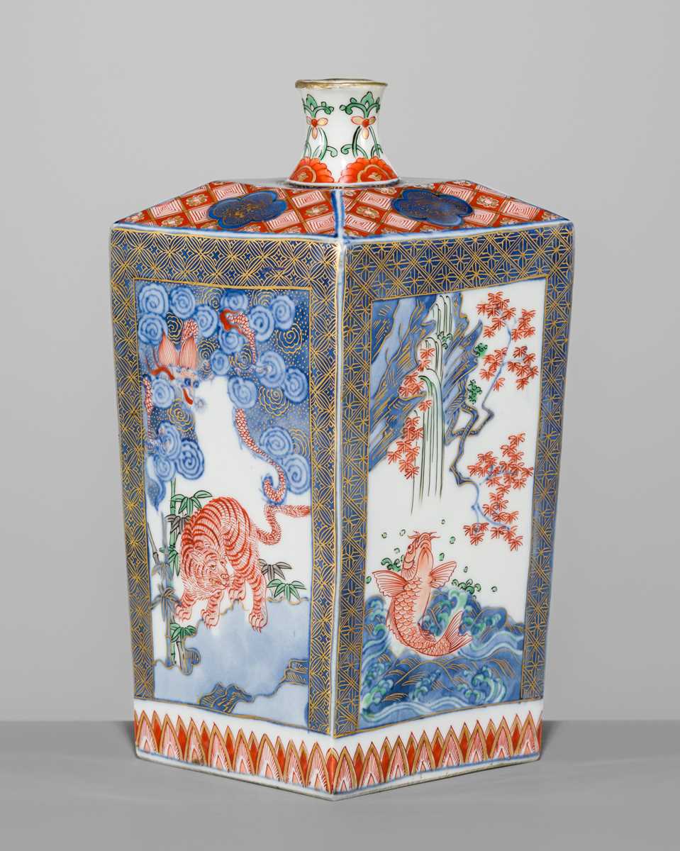 Lot 190 - AN IMARI PORCELAIN ‘TIGER AND DRAGON’ SQUARE FLASK