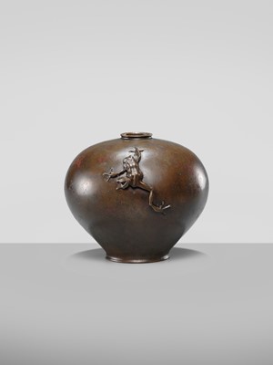 Lot 25 - OSHIMA JOUN: A FINE BRONZE ‘FROG’ VASE