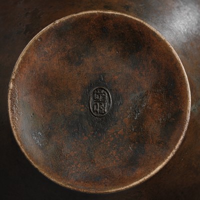 Lot 25 - OSHIMA JOUN: A FINE BRONZE ‘FROG’ VASE