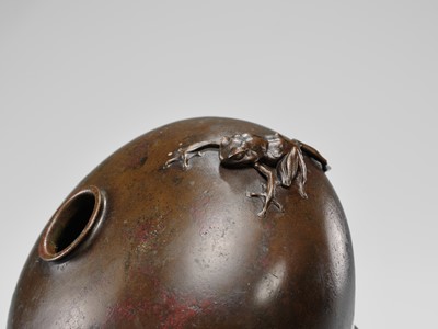 Lot 25 - OSHIMA JOUN: A FINE BRONZE ‘FROG’ VASE