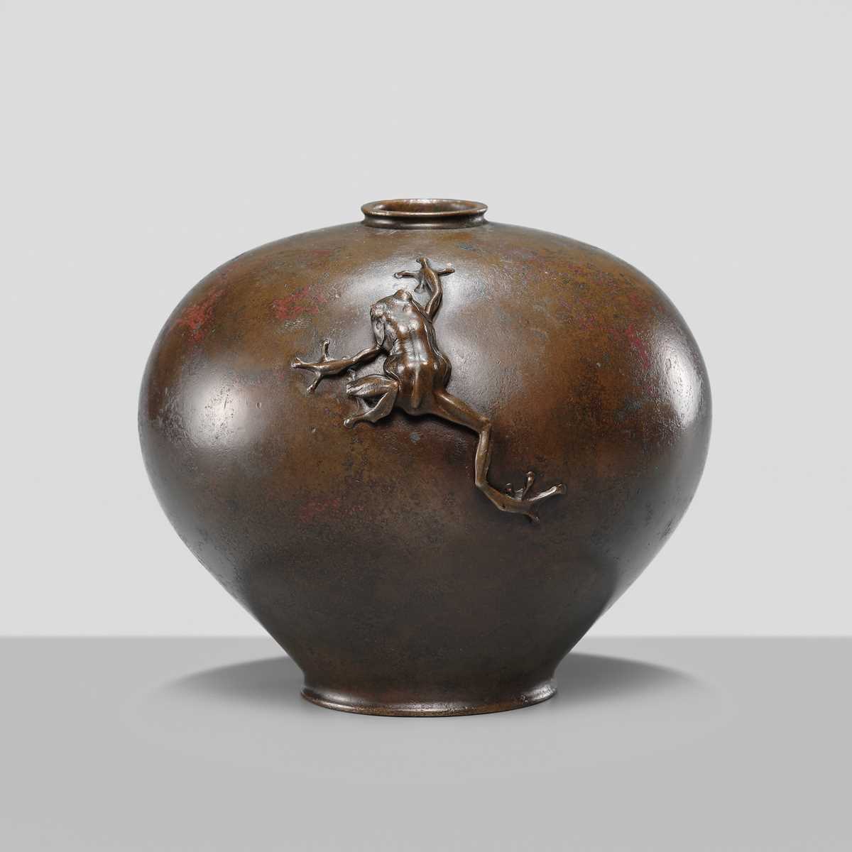 Lot 25 - OSHIMA JOUN: A FINE BRONZE ‘FROG’ VASE
