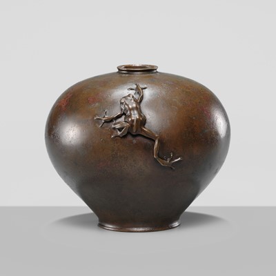 Lot 25 - OSHIMA JOUN: A FINE BRONZE ‘FROG’ VASE