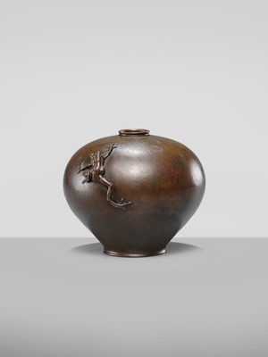 Lot 25 - OSHIMA JOUN: A FINE BRONZE ‘FROG’ VASE