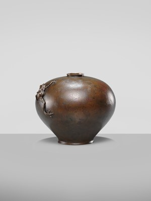 Lot 25 - OSHIMA JOUN: A FINE BRONZE ‘FROG’ VASE