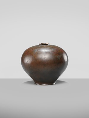 Lot 25 - OSHIMA JOUN: A FINE BRONZE ‘FROG’ VASE