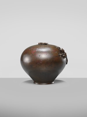 Lot 25 - OSHIMA JOUN: A FINE BRONZE ‘FROG’ VASE