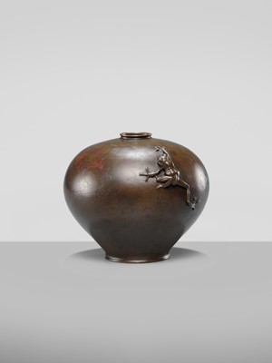 Lot 25 - OSHIMA JOUN: A FINE BRONZE ‘FROG’ VASE