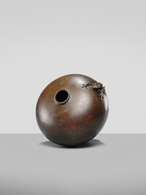 Lot 25 - OSHIMA JOUN: A FINE BRONZE ‘FROG’ VASE