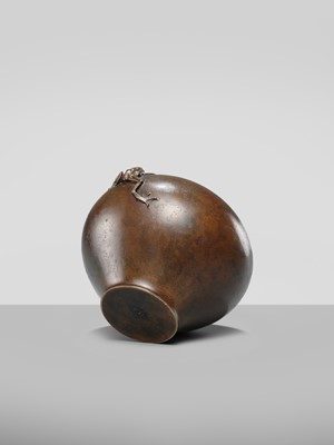Lot 25 - OSHIMA JOUN: A FINE BRONZE ‘FROG’ VASE
