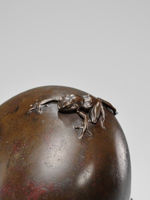 Lot 25 - OSHIMA JOUN: A FINE BRONZE ‘FROG’ VASE