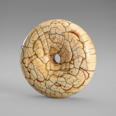 Lot 1575 - A FINE IVORY MANJU NETSUKE OF A SAMURAI
