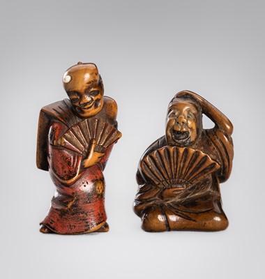 Lot 1583 - A LOT WITH TWO WOOD NETSUKE OF ACTORS WITH FANS