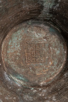 Lot 8 - A BRONZE BEAKER VASE WITH A DRAGON, 19TH CENTURY