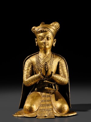 Lot 27 - AN IMPORTANT GILT COPPER ALLOY FIGURE OF A ROYAL DONOR, NEPAL, 17TH-18TH CENTURY