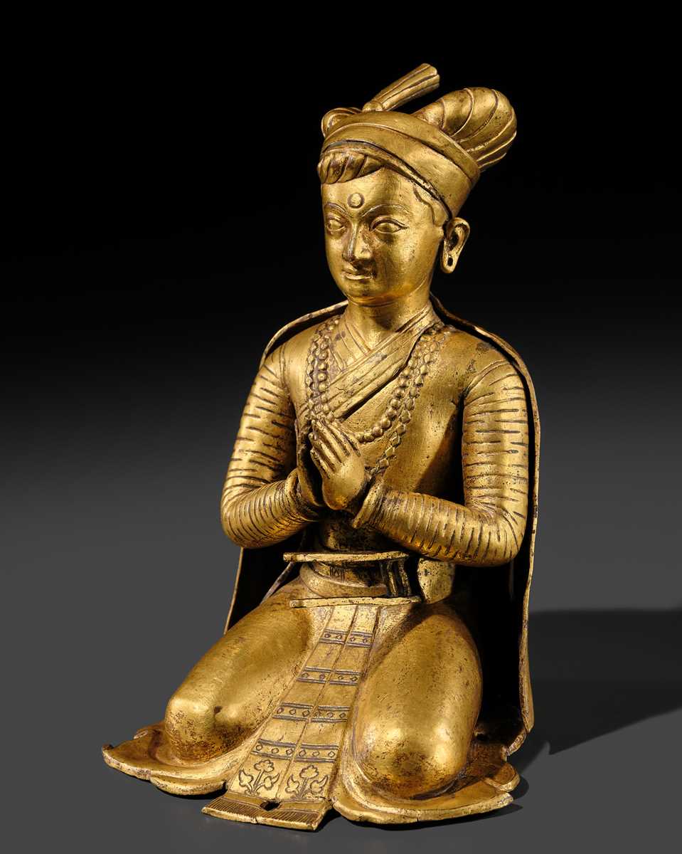 Lot 27 - AN IMPORTANT GILT COPPER ALLOY FIGURE OF A ROYAL DONOR, NEPAL, 17TH-18TH CENTURY