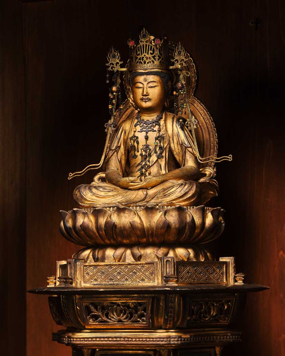 A LARGE AND UNUSUAL ‘LOTUS LEAF’ ZUSHI WITH A RARE GILT-LACQUERED WOOD FIGURE OF HOKAN AMIDA NYORAI, 17TH-18TH CENTURY