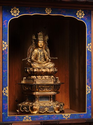A LARGE AND UNUSUAL ‘LOTUS LEAF’ ZUSHI WITH A RARE GILT-LACQUERED WOOD FIGURE OF HOKAN AMIDA NYORAI, 17TH-18TH CENTURY