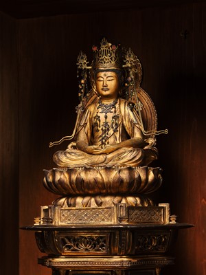A LARGE AND UNUSUAL ‘LOTUS LEAF’ ZUSHI WITH A RARE GILT-LACQUERED WOOD FIGURE OF HOKAN AMIDA NYORAI, 17TH-18TH CENTURY