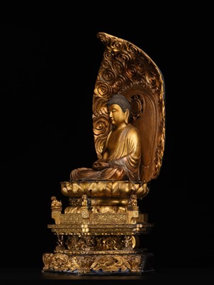 A LARGE AND IMPRESSIVE GILT WOOD FIGURE OF AMIDA NYORAI, 18TH CENTURY