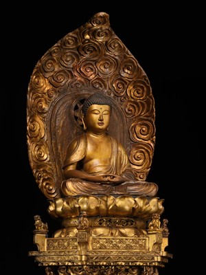 A LARGE AND IMPRESSIVE GILT WOOD FIGURE OF AMIDA NYORAI, 18TH CENTURY