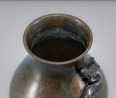 Lot 9 - KANEO YASUNAGA: A LARGE AND RARE ‘DRAGON’ HU-FORM VASE