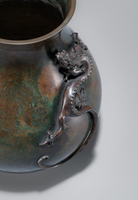 Lot 9 - KANEO YASUNAGA: A LARGE AND RARE ‘DRAGON’ HU-FORM VASE