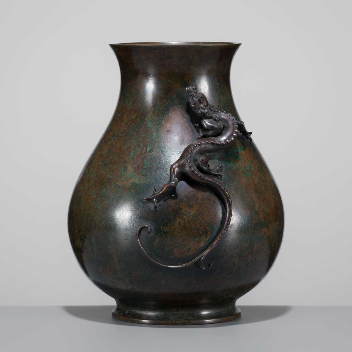 Lot 9 - KANEO YASUNAGA: A LARGE AND RARE ‘DRAGON’ HU-FORM VASE