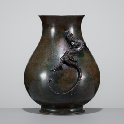 Lot 9 - KANEO YASUNAGA: A LARGE AND RARE ‘DRAGON’ HU-FORM VASE