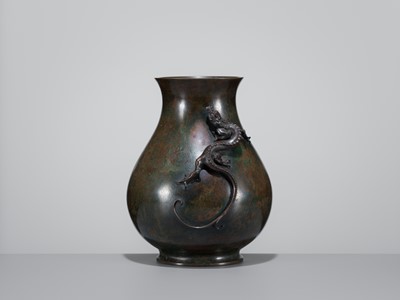Lot 9 - KANEO YASUNAGA: A LARGE AND RARE ‘DRAGON’ HU-FORM VASE