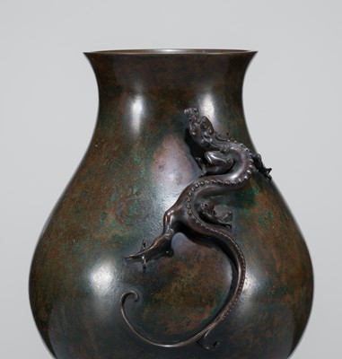 Lot 9 - KANEO YASUNAGA: A LARGE AND RARE ‘DRAGON’ HU-FORM VASE