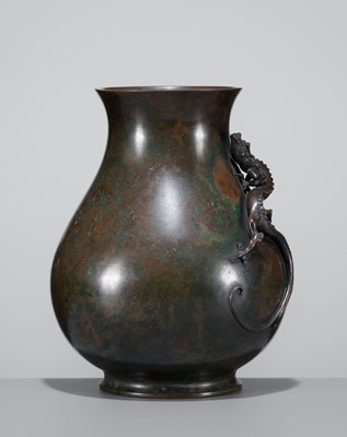 Lot 9 - KANEO YASUNAGA: A LARGE AND RARE ‘DRAGON’ HU-FORM VASE