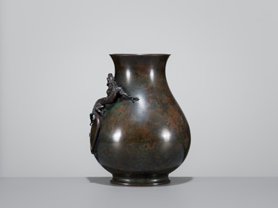 Lot 9 - KANEO YASUNAGA: A LARGE AND RARE ‘DRAGON’ HU-FORM VASE
