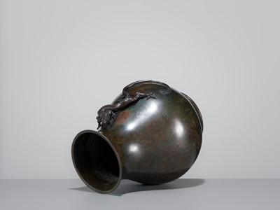 Lot 9 - KANEO YASUNAGA: A LARGE AND RARE ‘DRAGON’ HU-FORM VASE