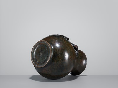 Lot 9 - KANEO YASUNAGA: A LARGE AND RARE ‘DRAGON’ HU-FORM VASE