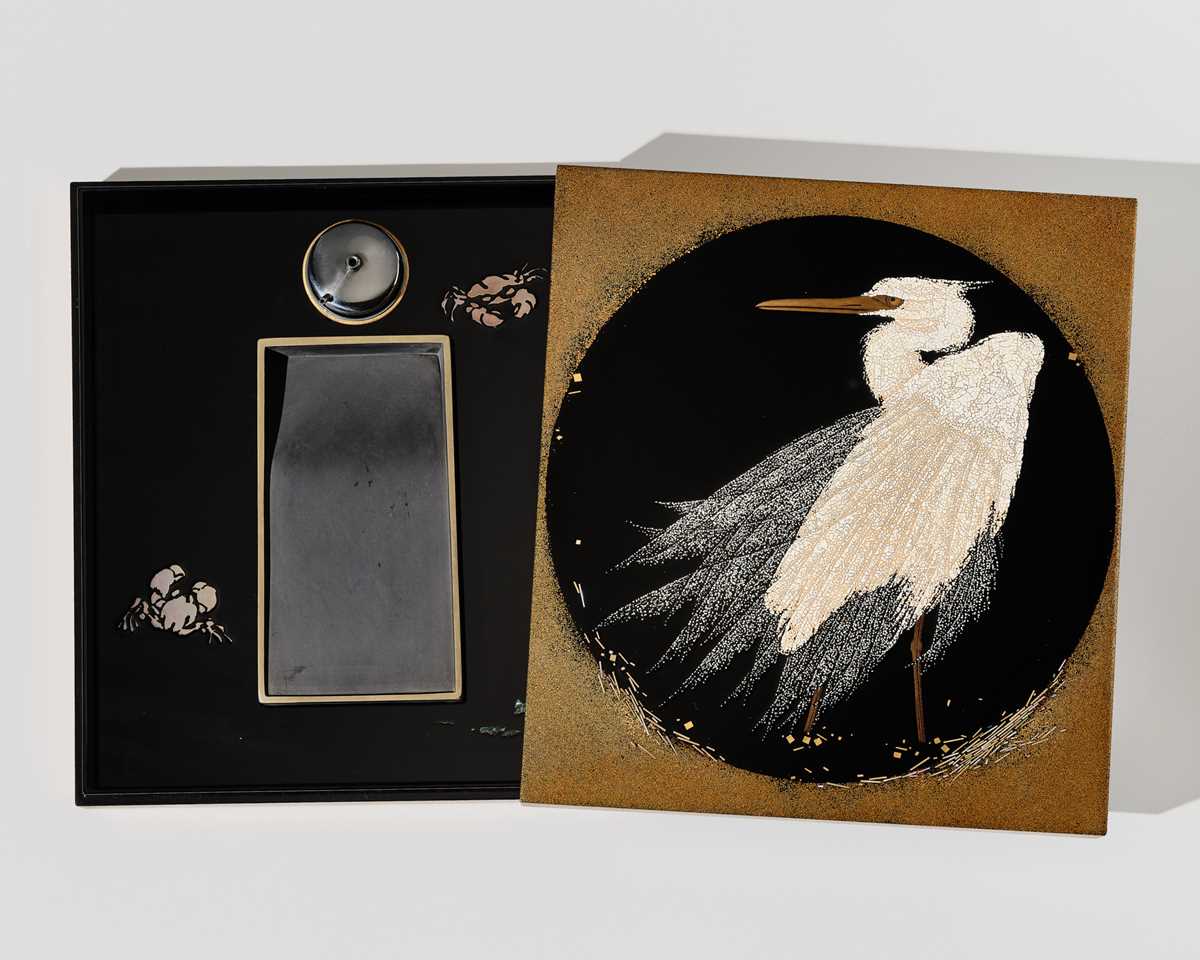 Lot 150 - A FINE EGGSHELL-INLAID LACQUER SUZURIBAKO (WRITING BOX) WITH AN EGRET AND MOON