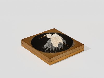 Lot 150 - A FINE EGGSHELL-INLAID LACQUER SUZURIBAKO (WRITING BOX) WITH AN EGRET AND MOON