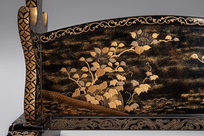 Lot 520 - A FINE BLACK AND GOLD LACQUER KATANE-KAKE (SWORD STAND)