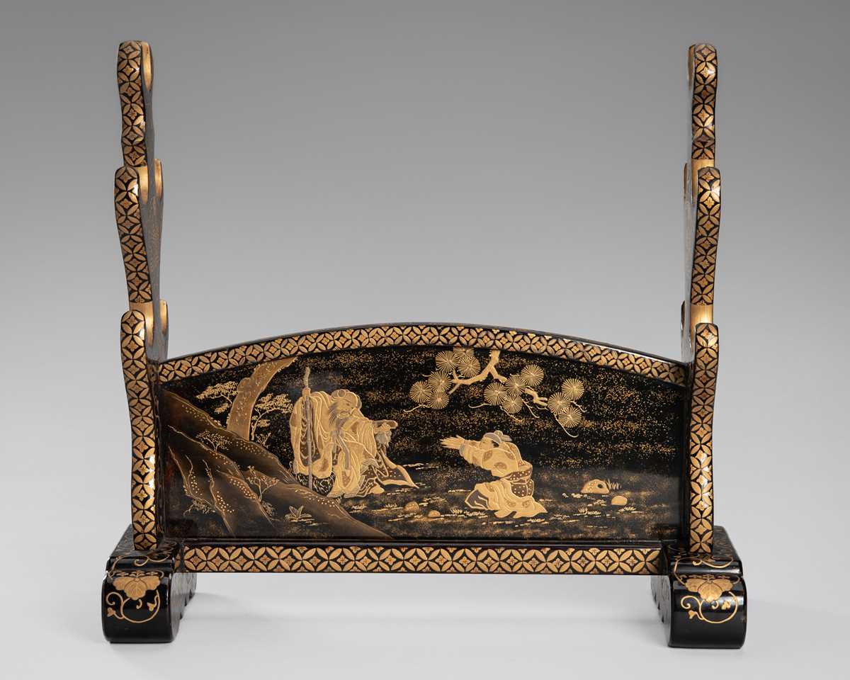Lot 520 - A FINE BLACK AND GOLD LACQUER KATANE-KAKE (SWORD STAND)