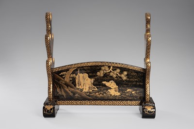 Lot 520 - A FINE BLACK AND GOLD LACQUER KATANE-KAKE (SWORD STAND)