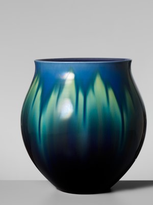 Lot 238 - TOKUDA YASOKICHI III: A FINE KUTANI GLAZED PORCELAIN VASE