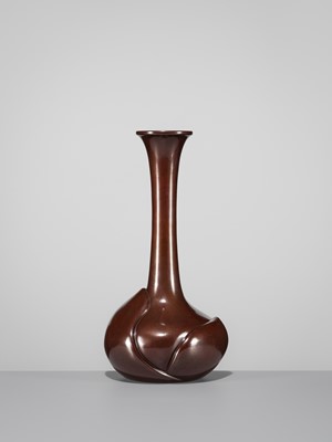 Lot 38 - NAKAJIMA YASUMI II: A BRONZE ‘HOPE’ VASE