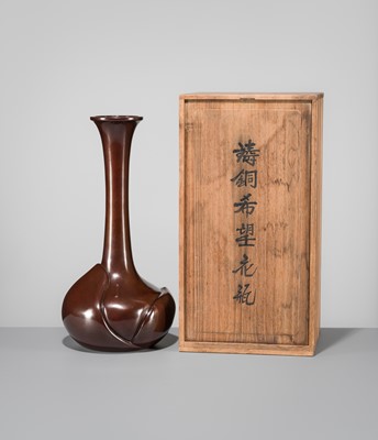 Lot 38 - NAKAJIMA YASUMI II: A BRONZE ‘HOPE’ VASE