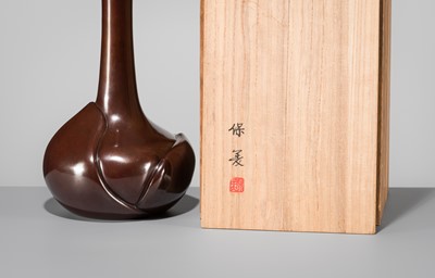 Lot 38 - NAKAJIMA YASUMI II: A BRONZE ‘HOPE’ VASE